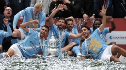 Manchester City oslavuje zisk FA Cupu. 