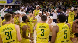 Na snímke piatu sezónu po sebe sa víťazom Tipos Slovenskej basketbalovej ligy (SBL) stali basketbalisti Patriotov Levice.
