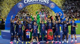 Hráči PSG oslavujú s trofejou Ligy majstrov