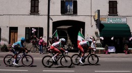 Cyklisti počas 15. etapy na Giro d'Italia 2026.