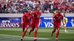 Granit Xhaka (v strede)