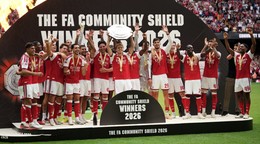 Futbalisti Arsenalu oslavujú titul v Community Shield.