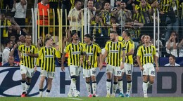 Na snímke slovenský futbalista a kapitán Fenerbahce Milan Škriniar  so spoluhráčmi.