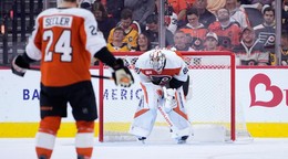Dan Vladar počas zápasu NHL Philadelphia Flyers - Pittsburgh Penguins.