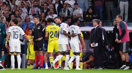 Vinícius Júnior z Realu Madrid opúšťa ihrisko po tom, čo dostal červenú kartu počas zápasu španielskej La Ligy proti Villarrealu v Madride.