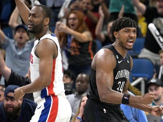 Basketbalista Wendell Carter Jr. (34) oslavuje po tom, ako rozhodol o výhre Orlanda Magic. 