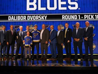 Dalibor Dvorský počas draftu NHL 2023, v ktorom si ho vybral klub St. Louis Blues.