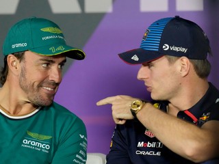 Fernando Alonso (vľavo) a Max Verstappen pred štartom novej sezóny F1. 