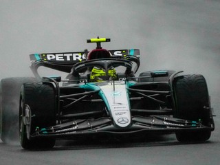 Lewis Hamilton počas kvalifikácie na šprint v rámci Veľkej cenay Číny 2024.