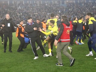Fotka z incidentu po zápase Trabzonspor - Fenerbahce.