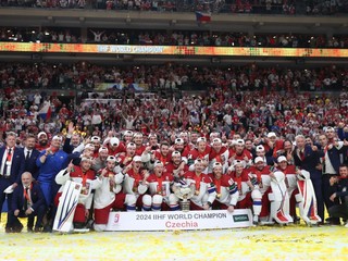 Hokejisti Česka oslavujú titul majstra sveta na MS v hokeji 2024. 