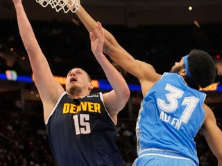 Nikola Jokič a Jarrett Allen.