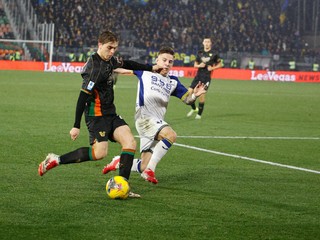 Tomáš Suslov (vpravo) a hráč FC Benátky Alessio Zerbin.