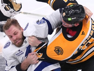 Erik Černák (Tampa) a Nikita Zadorov (Boston) v pästnom súboji.