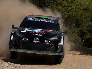 Elfyn Evans a jeho navigátor Scott Martins v aute Toyota GR Yaris Rally1 Hybrid.