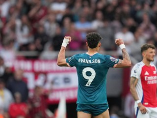 Evanilson oslavuje gól do siete Arsenalu.