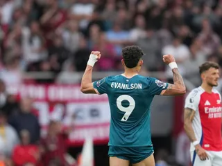 Evanilson oslavuje gól do siete Arsenalu. 