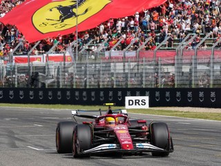 Lewis Hamilton počas kvalifikácie na Veľkej cene Emilia Romagna.