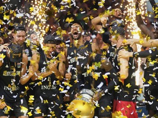 Nemeckí hráči oslavujú zisk titulu na ME v basketbale 2025
