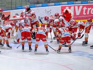 Hráči Prešova stoja v kruhu pred zápasom hokejovej Tipsport ligy.