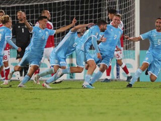 Futbalisti San Marina oslavujú gól.