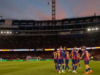 Barcelona oslavuje gól. 