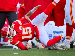 Patrick Mahomes v bolestiach po tom, ako sa zranil v zápase s LA Chargers.