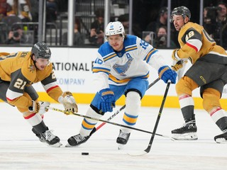 Robert Thomas v zápase proti Vegas Golden Knights.