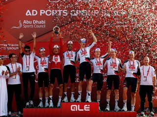 Radosť jazdcov UAE Team Emirates po triumfe na okolo UAE.