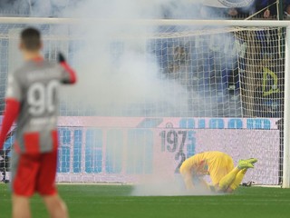Fanúšikovia hádžu svetlice na brankára Cremonese Emila Audera v zápase 23. kola talianskej Serie A .