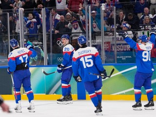 Juraj Slafkovský oslavuje gól so spoluhráčmi na ZOH 2026 v Miláne. 