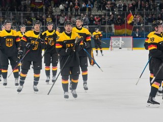 Nemeckí hráči oslavujú s fanúšikmi po víťazstve na ZOH 2026.