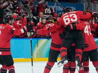 Hokejisti Kanady oslavujú gól