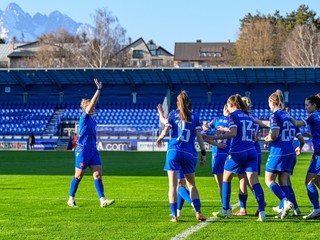 Na snímke slovenské futbalistky sa tešia z gólu.