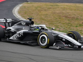 Sergio Perez v monoposte Cadillacu.