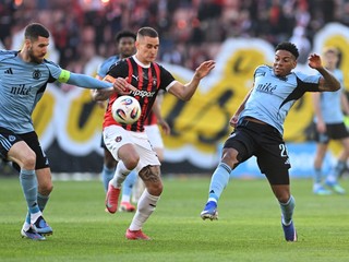 Na snímke hráči Slovana Bratislava a Spartaka Trnavy v derby zápase.