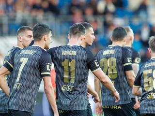 Jakub Uhrinčať (vľavo) v drese HC Hradec Králové