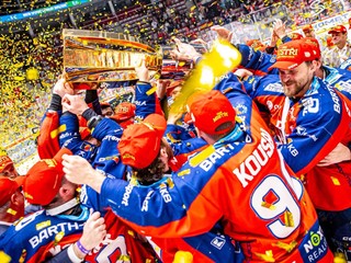 Radosť hokejistov Dynama Pardubice po výhre Masarykovho pohára. 