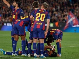 Lamine Yamal leží na ihrisku a okolo neho spoluhráči.