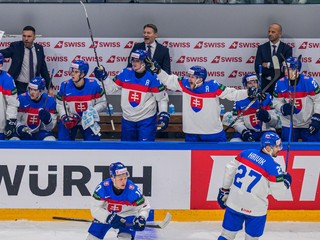 Slovenská striedačka počas zápasu Slovensko - Slovinsko na MS v hokeji 2026.