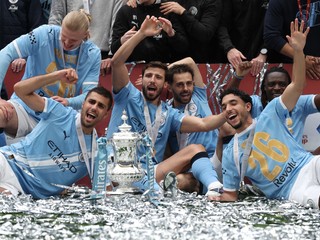 Manchester City oslavuje zisk FA Cupu. 