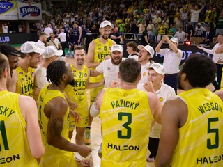 Na snímke piatu sezónu po sebe sa víťazom Tipos Slovenskej basketbalovej ligy (SBL) stali basketbalisti Patriotov Levice.