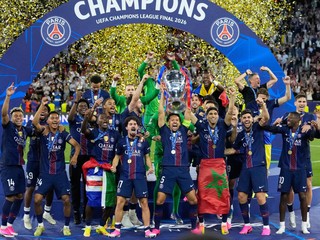 Hráči PSG oslavujú s trofejou Ligy majstrov