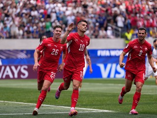 Granit Xhaka (v strede)