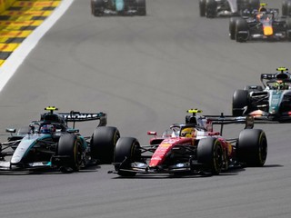 Vpravo Lewis Hamilton a Andrea Kimi Antonelli v súboji počas šprintových pretekov.