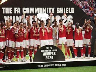 Futbalisti Arsenalu oslavujú titul v Community Shield.