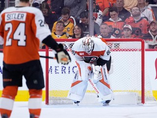 Dan Vladar počas zápasu NHL Philadelphia Flyers - Pittsburgh Penguins.