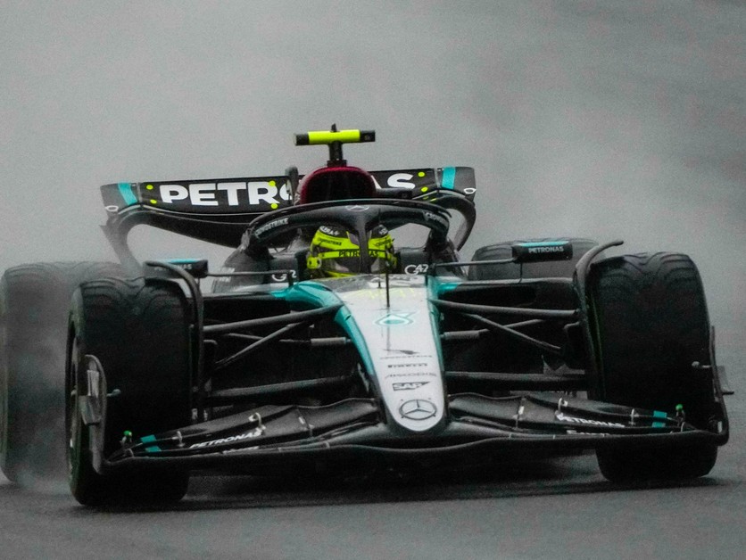 Lewis Hamilton počas kvalifikácie na šprint v rámci Veľkej cenay Číny 2024.