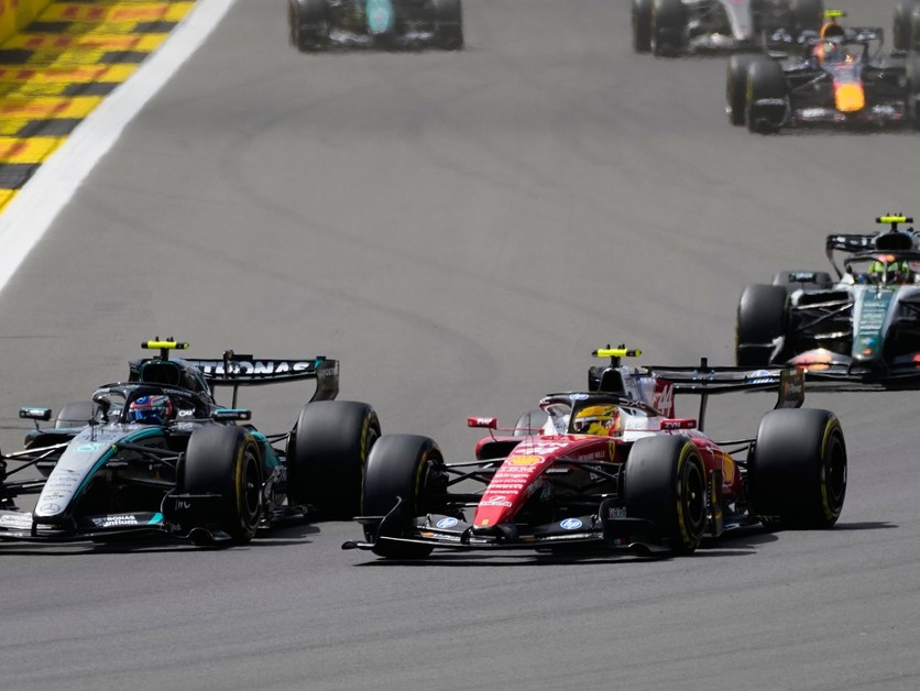 Vpravo Lewis Hamilton a Andrea Kimi Antonelli v súboji počas šprintových pretekov.
