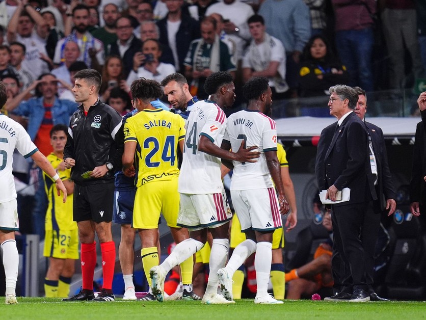 Vinícius Júnior z Realu Madrid opúšťa ihrisko po tom, čo dostal červenú kartu počas zápasu španielskej La Ligy proti Villarrealu v Madride.